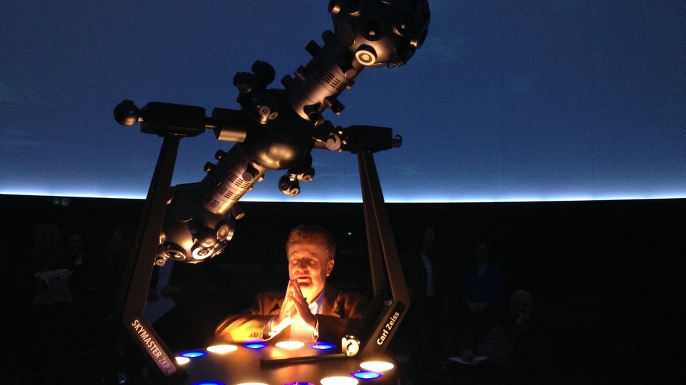 Wolfgang M. Heckl, Generaldirektor des Deutschen Museums, steht vor dem Sternenprojektor des Planetariums | Bild: Dominic Possoch / BR