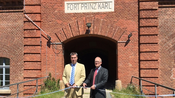 Heimatminister Markus Söder und Ansgar Reiß, Direktor des bay. Armeemuseums eröffnen Fort Prinz Karl | Bild: BR/Susanne Pfaller