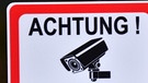 Hinweisschild mit Kamerasymbol und der Aufschrift "Achtung! Videoüberwachung!" (Symbolbild) | Bild: picture-alliance/dpa/Martin Schutt