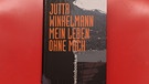  Das Buch "Mein Leben ohne mich" von Jutta Winkelmann ist am 17.11.2016 in München (Bayern) zu sehen. Winkelmann ist eine der Frauen aus dem Harem von Rainer Langhans und ist an Krebs erkrankt. | Bild: picture-alliance/dpa/Felix Hörhager 