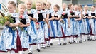  In Tracht gekleidete Mädchen tragen an Maria Himmelfahrt am 15.08.2016 in Kochel am See (Bayern) Kräuterbuschen in die Kirche.  | Bild: dpa-Bildfunk/Peter Kneffel