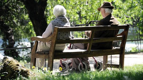 Senioren auf einer Bank im Englischen Garten | Bild: picture-alliance/dpa