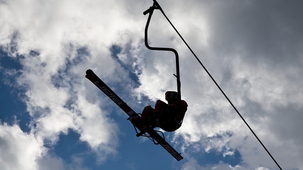 Skifahrer auf Skilift | Bild: picture-alliance/dpa