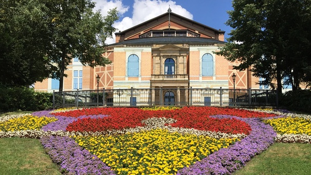 Wagneremblem vor Festspielhaus Bayreuth  | Bild: BR-Studio Franken / Claudia Stern