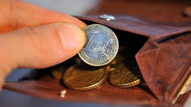 Münzen in einer Geldbörse | Bild: picture-alliance/dpa/Andreas Gebert