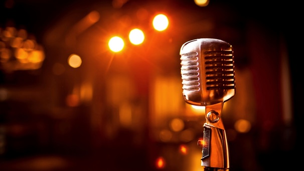 Mikrophon auf Bühne | Bild: colourbox.com