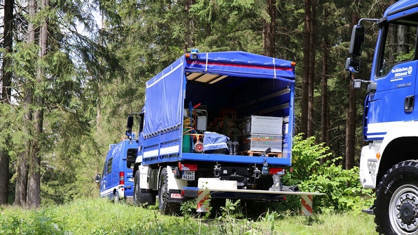 THW-Fahrzeug im Wald in der Nähe des Fundorts von Peggys Leiche  | Bild: news5