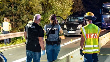 Nach einem Messerangriff auf der A73 bei Rödental sitzt der Tatverdächtige in Untersuchungshaft. Der 28-Jährige soll in einem Kleintransporter auf zwei Mitreisende eingestochen haben. Während des Polizeieinsatzes wurde die A73 komplett gesperrt. | Bild: News5/Merzbach