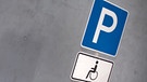 Schild für Rollstuhlfahrerparkplatz | Bild: picture-alliance/dpa