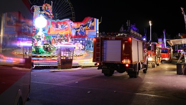 Rettungsfahrzeug beim Volksfest-Abbau in Hof | Bild: News5