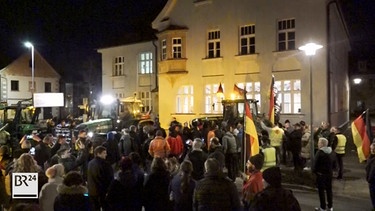 Proteste im Rahmen einer Grünen-Versammlung in Hirschaid | Bild: BR