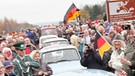 Trabi-Konvoi faehrt von Plauen nach Hof über die alte DDR-Grenze | Bild: News5 / Fricke