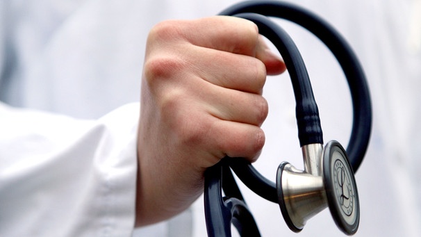 Arzt hält Stethoskop in der Hand | Bild: picture-alliance/dpa