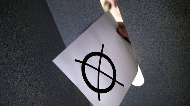 Wahlzettel in Urne (Symbolbild) | Bild: picture-alliance/dpa/Ulrich Baumgarten