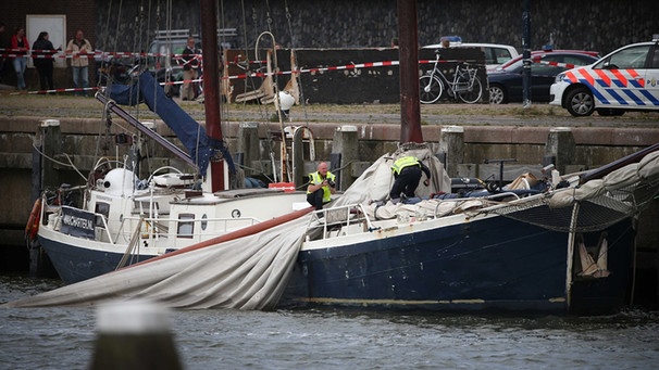 Das Schiff mit dem gebrochenen Mast in Harlingen (Holland) | Bild: pa/dpa