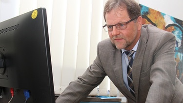 Alfred Brunnbauer, Außenhandelsexperte der IHK Regensburg | Bild: BR/Kilian Neuwert