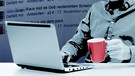 Illustration: Mann am Computer, im Hintergrund Facebookseite mit rechtsextremen Kommentaren | Bild: colourbox.com; Montage: BR