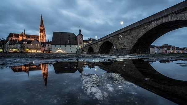 Steinerne Brücke in Regensburg und Dom | Bild: picture-alliance/dpa