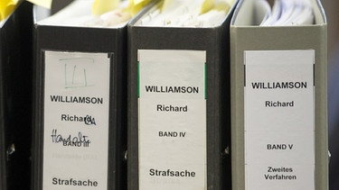 Akten zum Williamson-Prozess stehen im Januar 2013 auf einem Tisch im Regensburger Amtsgericht | Bild: picture-alliance/dpa