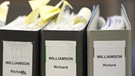 Akten zum Williamson-Prozess stehen im Januar 2013 auf einem Tisch im Regensburger Amtsgericht | Bild: picture-alliance/dpa