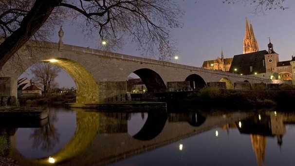 Blick auf Steinerne Brücke in Regensburg bei Nacht | Bild: picture-alliance/dpa