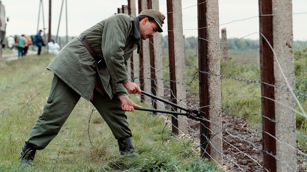 2. Mai 1989: Ungarische Grenztruppe beginnen damit, die Sperranlagen an der ungarisch-österreichischen Grenze zu entfernen | Bild: picture-alliance/dpa
