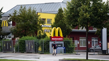 McDonalds-Filiale am Olympia-Einkaufszentrum, 18.8.2016 | Bild: picture-alliance/dpa/Matthias Balk