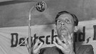 Der ehemalige Wehrmachtsoffizier Otto Ernst Remer 1950 bei einer Veranstaltung der SRP | Bild: SZ Photo