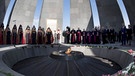  A handout image released by the L'Osservatore Romano shows Pope Francis (C) flanked by Catholicos Karekin II (C-L) paying tribute to victims of the Armenian genocide under the Ottoman Empire, during a commemorative ceremony at the Tsitsernakaberd Armenian Genocide Memorial Center in Yerevan,  | Bild: dpa-Bildfunk/L'osservatore RomanoHandout