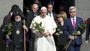A handout image released by the L'Osservatore Romano shows Pope Francis (C) flanked by Catholicos Karekin II (L) and Armenia's President Serzh Sargsyan (R) paying tribute to victims of the Armenian genocide under the Ottoman Empire, during a commemorative ceremony at the Tsitsernakaberd Armenian Genocide Memorial Center in Yerevan. | Bild: dpa-Bildfunk/L'osservatore RomanoHandout