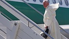 Papst Franziskus auf der Gangway seines Flugzeugs am Flughafen Rom Fimincino, der Heilige Vater wird an diesem Wochenende Armenien besuchen | Bild: picture-alliance/dpa
