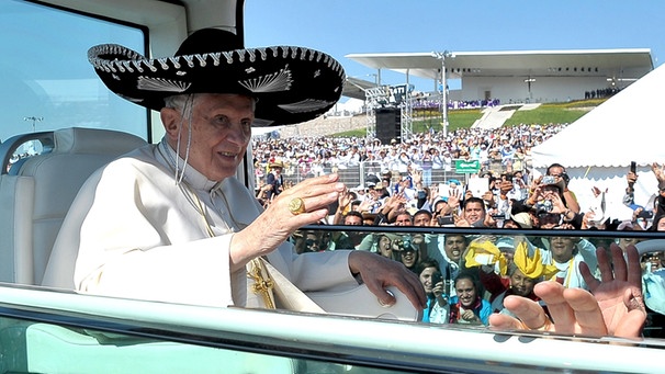 Papst Benedikt XVI. mit mexikanischem Hut | Bild: picture-alliance/dpa
