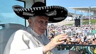 Papst Benedikt XVI. mit mexikanischem Hut | Bild: picture-alliance/dpa