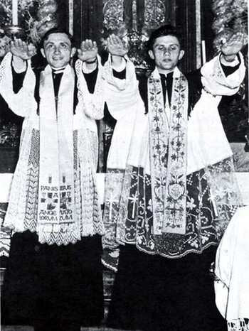 Joseph Ratzinger (rechts), der spätere Papst, und sein Bruder Georg empfangen im Freisinger Dom die Priesterweihe (Bild vom 29. Juni 1951).  | Bild: picture-alliance/dpa