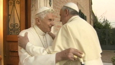 Papst Franziskus umarmt den emertierten Papst Benedikt | Bild: Bayerischer Rundfunk