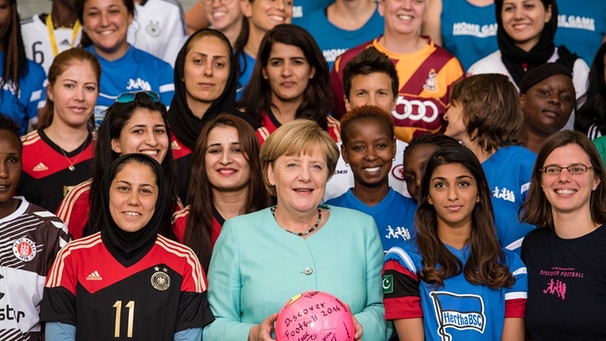 Kanzlerin Merkel umringt von vielen Frauen  | Bild: picture-alliance/dpa | Gregor Fischer