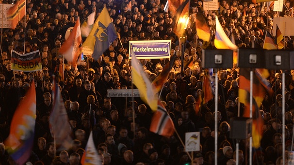 Anhänger des Bündnisses Pegida (Patriotische Europäer gegen die Islamisierung des Abendlandes) demonstieren in Dresden | Bild: picture-alliance/dpa