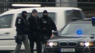 24. Januar 2014, Flughafen München: Der ausgelieferte Josip Perkovic (Mitte) wird in Handschellen abgeführt | Bild: Kontrovers; Bayerischer Rundfunk