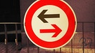 Ein Schild weist auf Gegenverkehr und die Vorfahrtsregelung hin | Bild: picture-alliance/dpa/Wolfram Steinberg