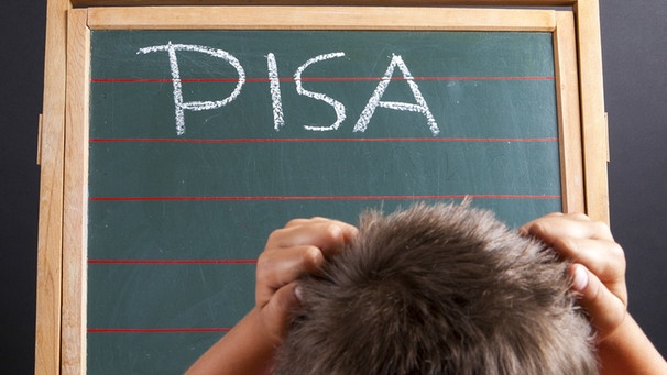 Schüler rauft sich die Haare vor Tafel mit Aufschrift "Pisa" | Bild: picture-alliance/dpa