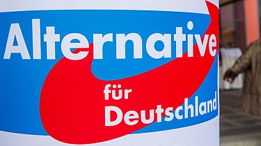 Plakat mit dem Logo der Partei Alternative für Deutschland an einer Litfaßsäule in Osterhofen (Bayern). | Bild: picture-alliance/dpa/Marc Müller