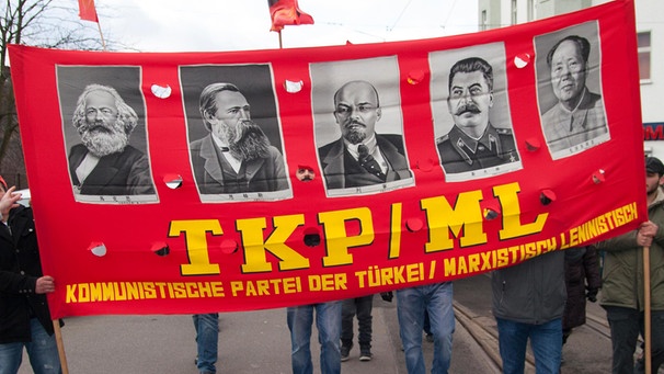 Demonstranten tragen ein Plakat der TKP/ML | Bild: mauritius-images