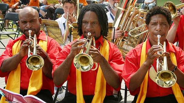 Der mit über 16.000 Bläsern weltgrößte Posaunenchor - darunter Gäste aus Papua-Neuguinea (Foto) | Bild: picture-alliance/dpa