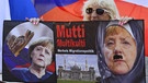 Protest gegen die Politik von Angela Merkel bei ihrem Besuch in Prag am 15. August 2016. | Bild: dpa / David Tanece