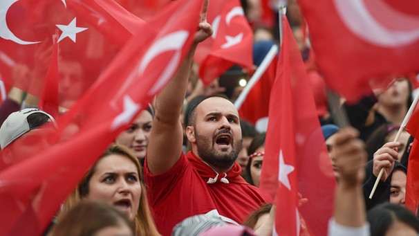 Demonstranten mit Türkei-Fahnen | Bild: picture-alliance/dpa