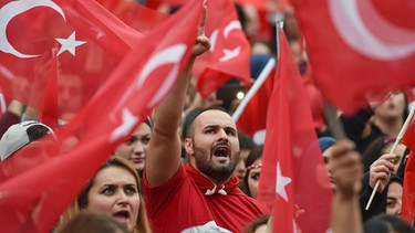 Demonstranten mit Türkei-Fahnen | Bild: picture-alliance/dpa
