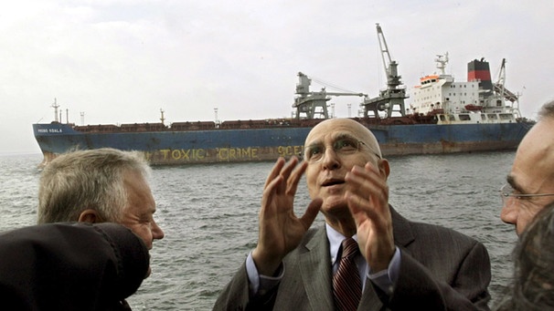 Der damalige europäoische Umweltminister Stavros Dimas spricht 2006 während einer Inspektion des Tankers "Probo Koala" zu Medienvertretern | Bild: dpa/epa/Toms Kalnins