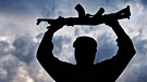 Symbolbild: Islamischer Kämpfer hält Maschinengewehr über den Kopf | Bild: colourbox.com; Montage: BR