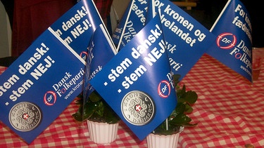 Fähnchen der rechtspopulistischen Dänischen Volkspartei, die beim Euro-Referendum am 28.9.2000 zum Nein aufrufen.  | Bild: picture-alliance/dpa