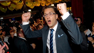 Jimmie Akesson, Vorsitzender der schwedischen Partei "Sverigedemokraterna" (Schweden Demokraten) freut sich, als er andere Parteimitglieder begrüßt. Stockholm, Sweden, 19 September 2010. | Bild: picture-alliance/dpa